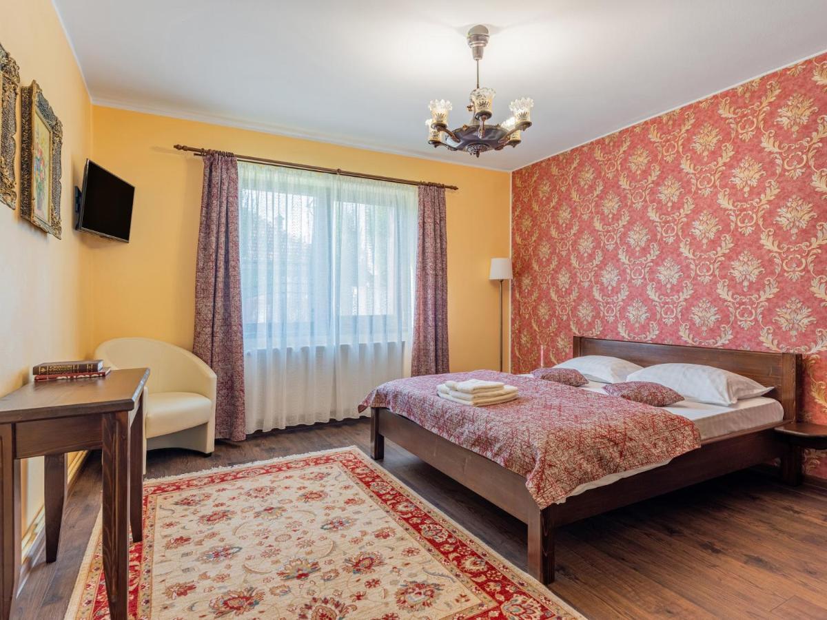 Hotel Casa Saraste Rîşnov Esterno foto