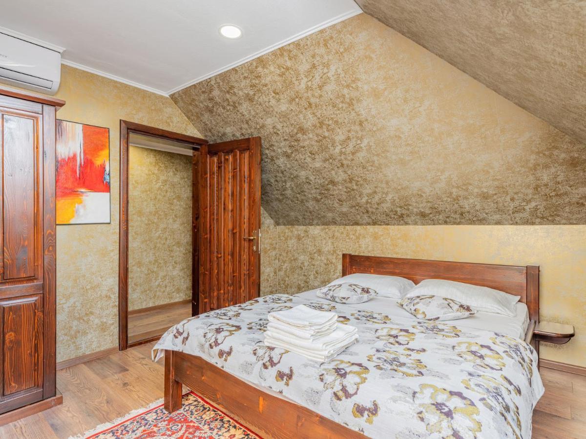 Hotel Casa Saraste Rîşnov Esterno foto