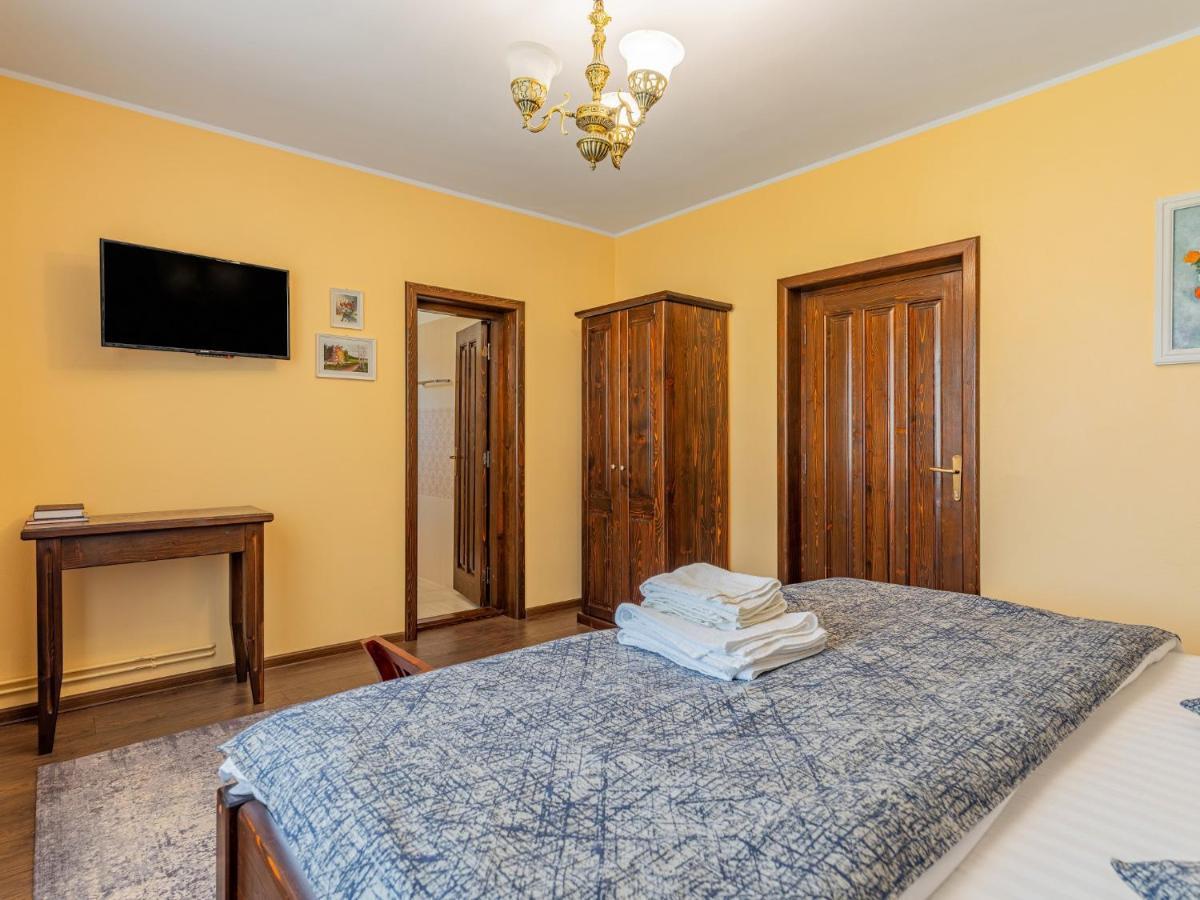 Hotel Casa Saraste Rîşnov Esterno foto