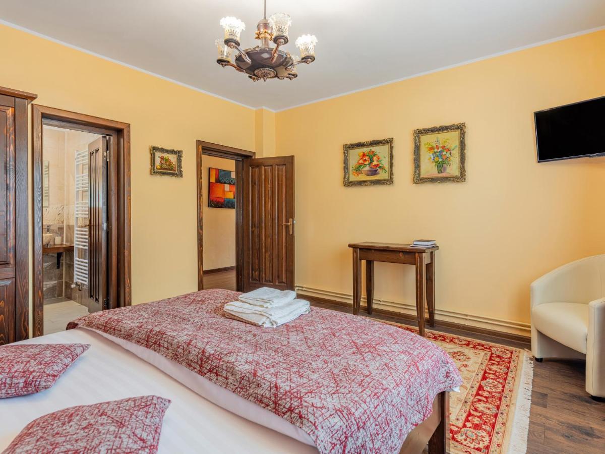 Hotel Casa Saraste Rîşnov Esterno foto