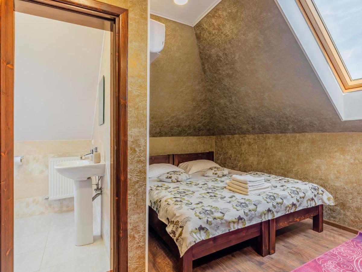 Hotel Casa Saraste Rîşnov Esterno foto