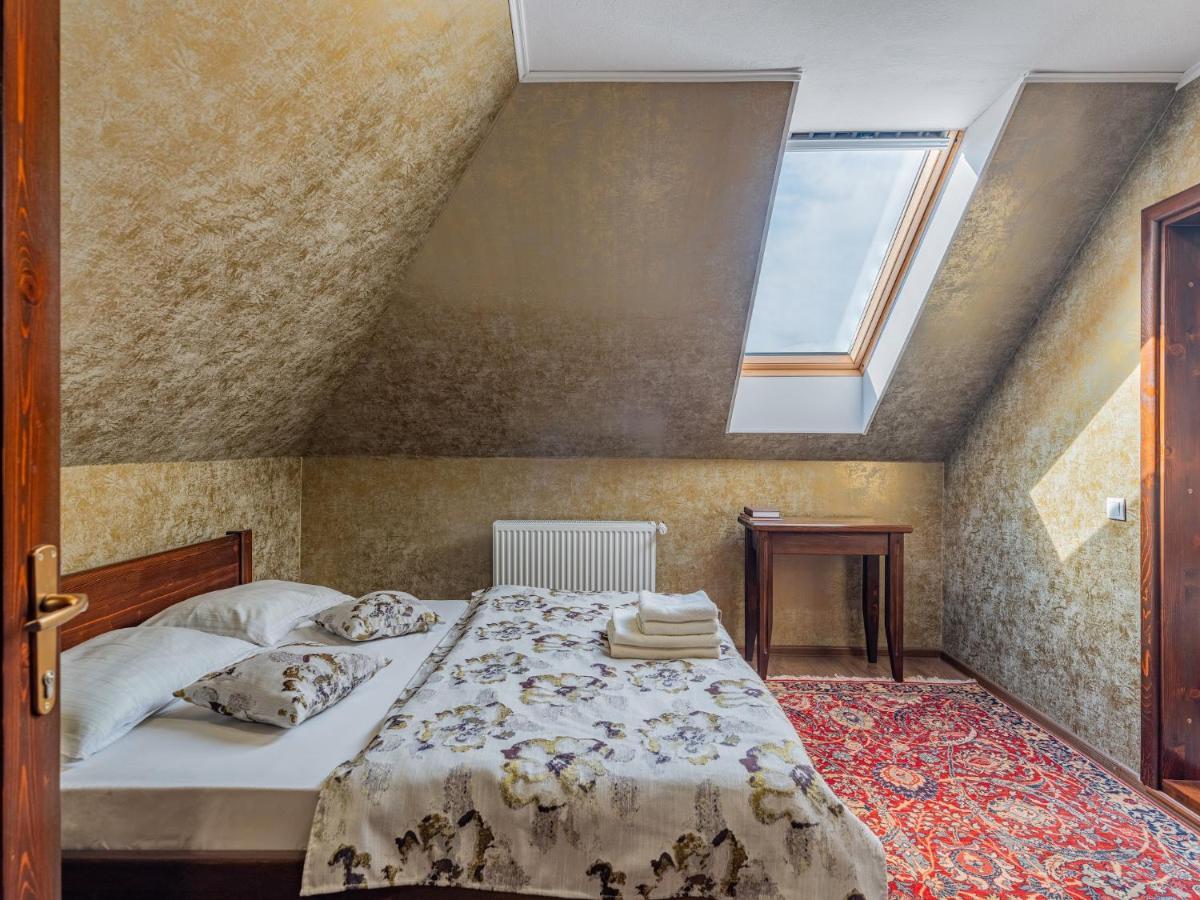 Hotel Casa Saraste Rîşnov Esterno foto