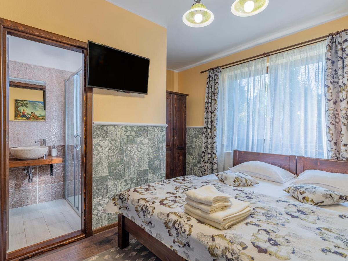 Hotel Casa Saraste Rîşnov Esterno foto