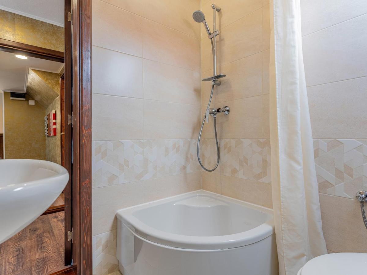 Hotel Casa Saraste Rîşnov Esterno foto